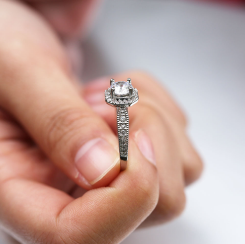 Round Four-Prong Ring with Haoshi Stone