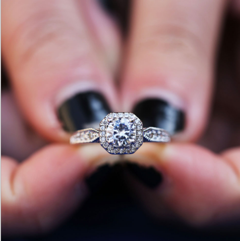 Round Four-Prong Ring with Haoshi Stone