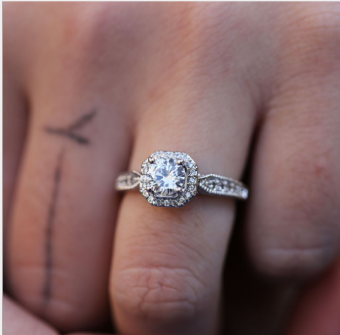 Round Four-Prong Ring with Haoshi Stone