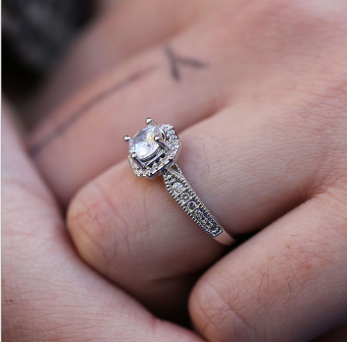 Round Four-Prong Ring with Haoshi Stone